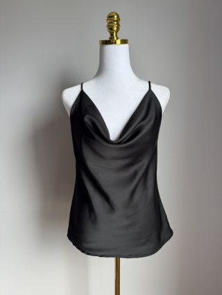 Bluzka a'la satyna na cienkich ramiączkach