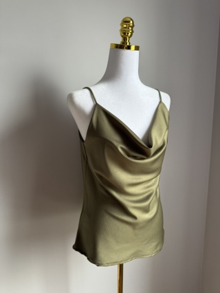 Bluzka a'la satyna na cienkich ramiączkach