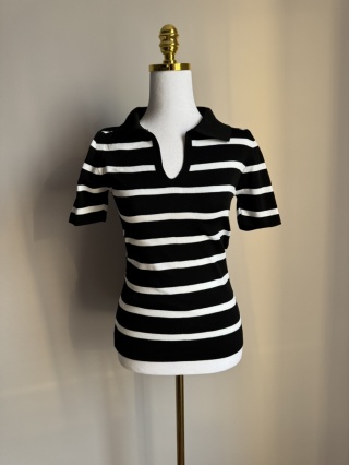 Dopasowana koszulka w paski z kołnierzykiem