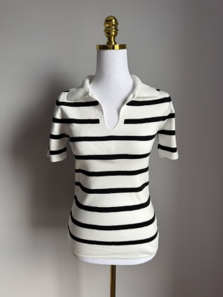 Dopasowana koszulka w paski z kołnierzykiem