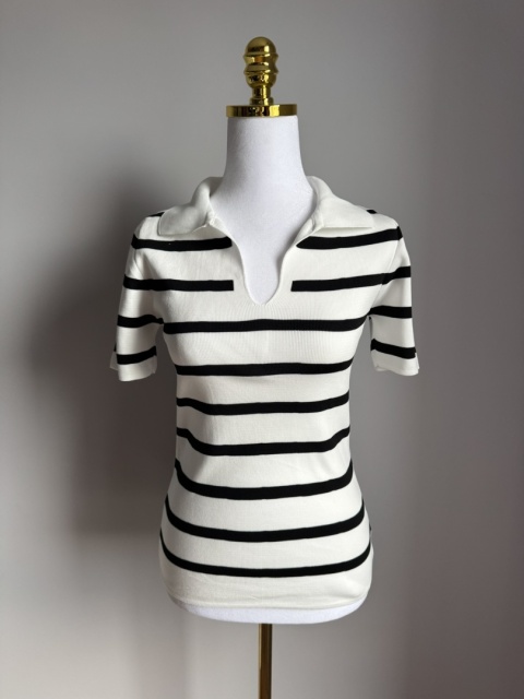 Dopasowana koszulka w paski z kołnierzykiem