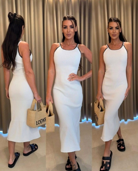 Prążkowana sukienka midi z delikatnym zdobieniem przy dekolcie biała