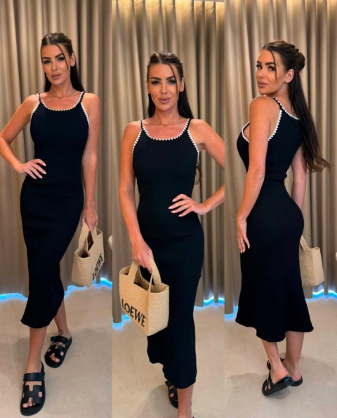 Prążkowana sukienka midi z delikatnym zdobieniem przy dekolcie czarna