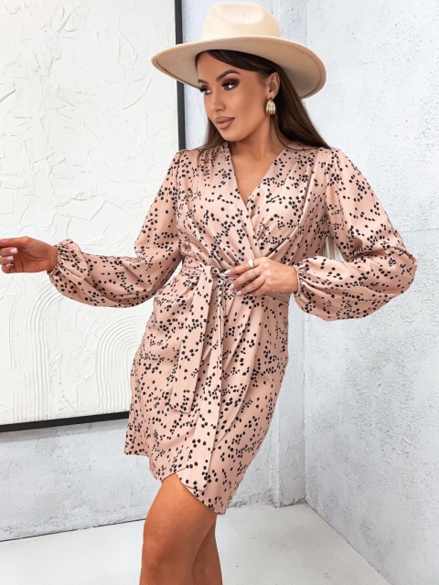 Sukienka w beżowy wzór z kopertowym dekoltem