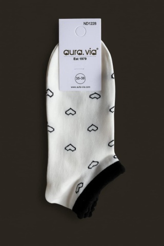 Skarpetki białe w serduszka