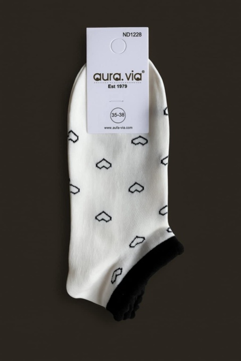 Skarpetki białe w serduszka