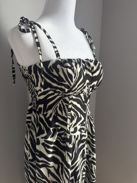 Sukienka w motyw zwierzęcy, wiązana na ramionach midi