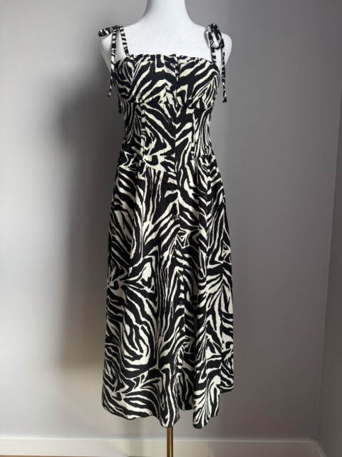 Sukienka w motyw zwierzęcy, wiązana na ramionach midi